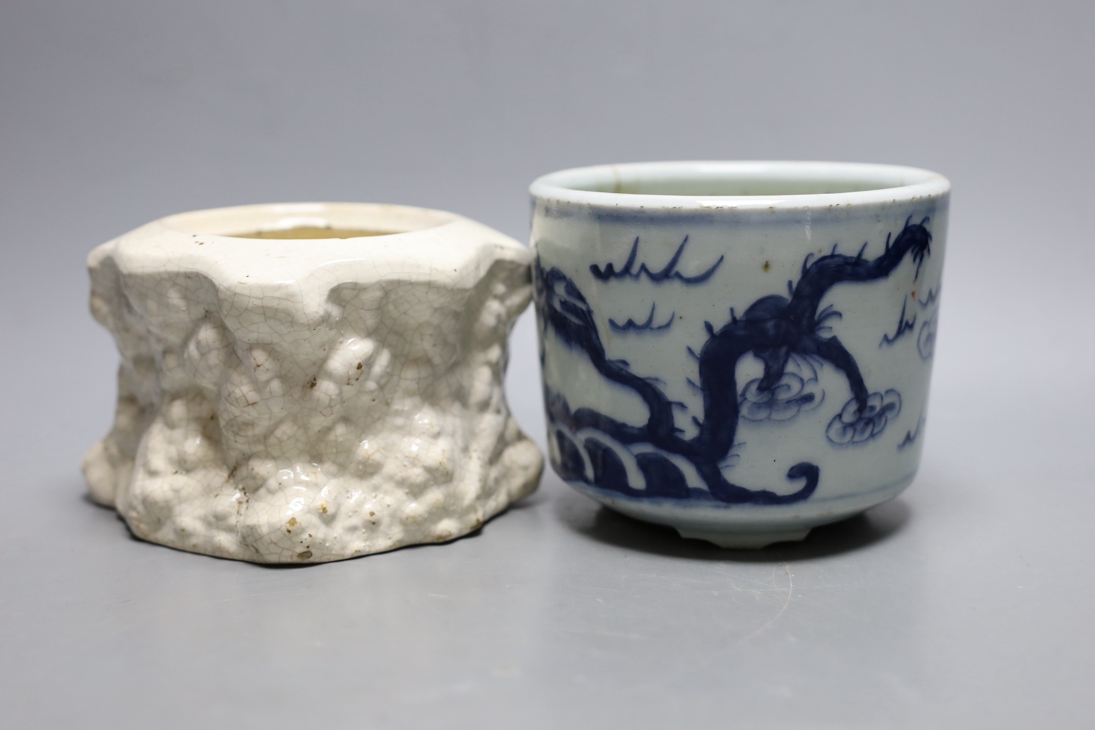 A Chinese blue and white planter, together with a crackle glaze planter, tallest 10cm